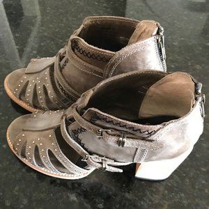 NIB~FREEBIRD BY STEVEN CONNER SANDAL STONE SIZE 11